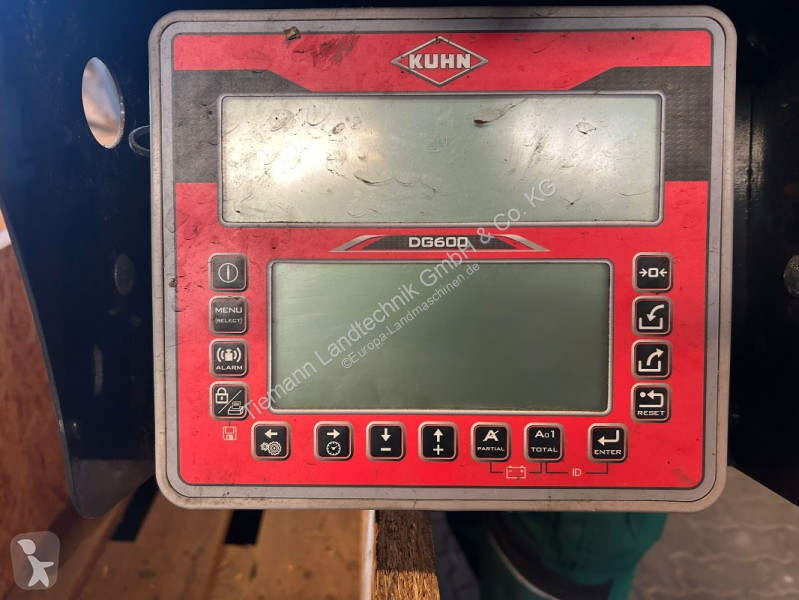 Distribution de fourrage Kuhn Profile 30.2 CL