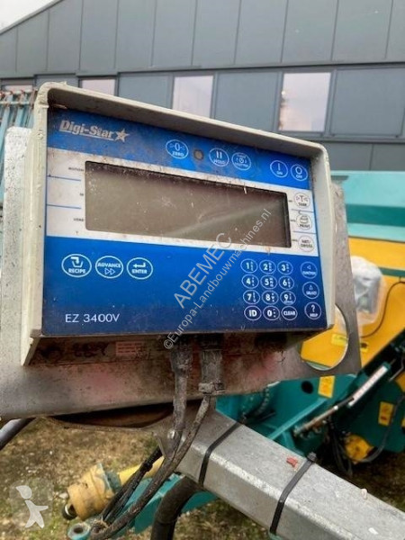 Distribution de fourrage Peecon Airmix Biga...