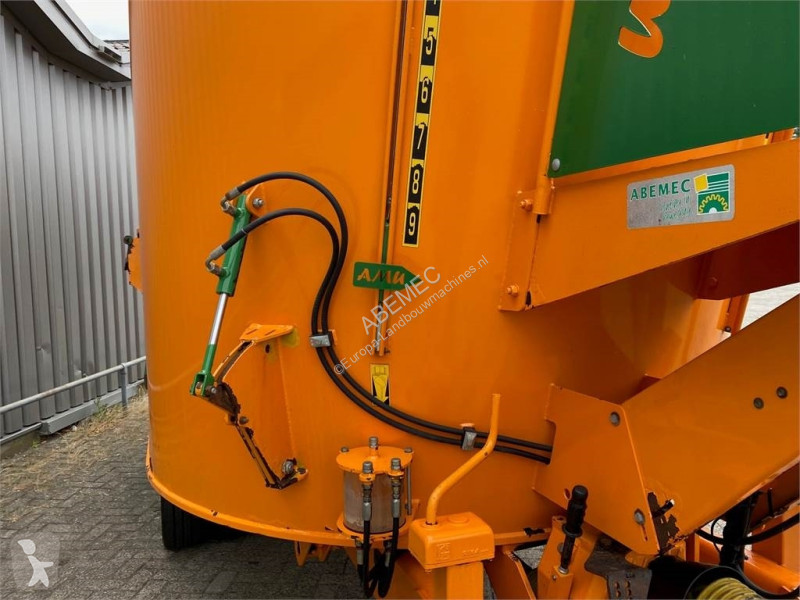 Distribution de fourrage Peecon Airmix Biga...