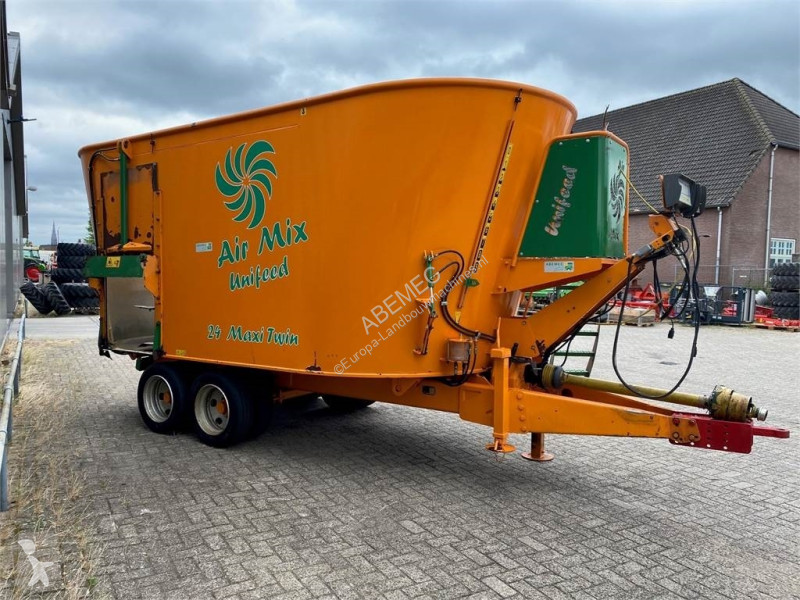 Distribution de fourrage Peecon Airmix Biga...
