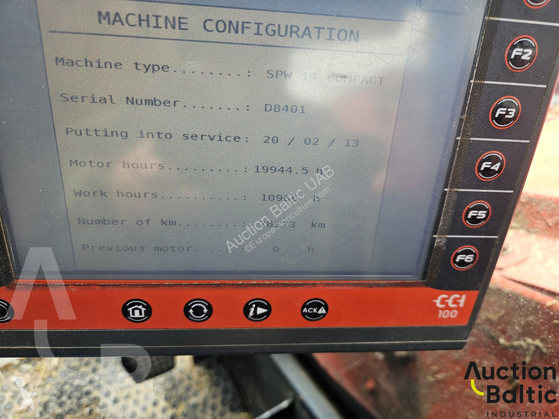 Distribución de forraje Kuhn SPW 14 Compact