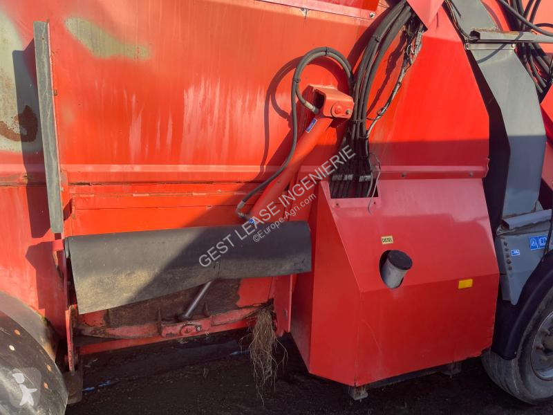 Distribution de fourrage Kuhn  SP 14