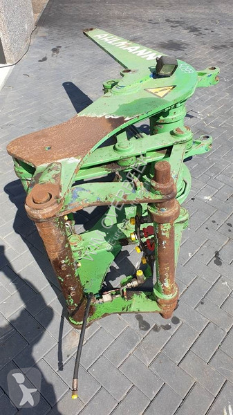 Masts handling equipment
