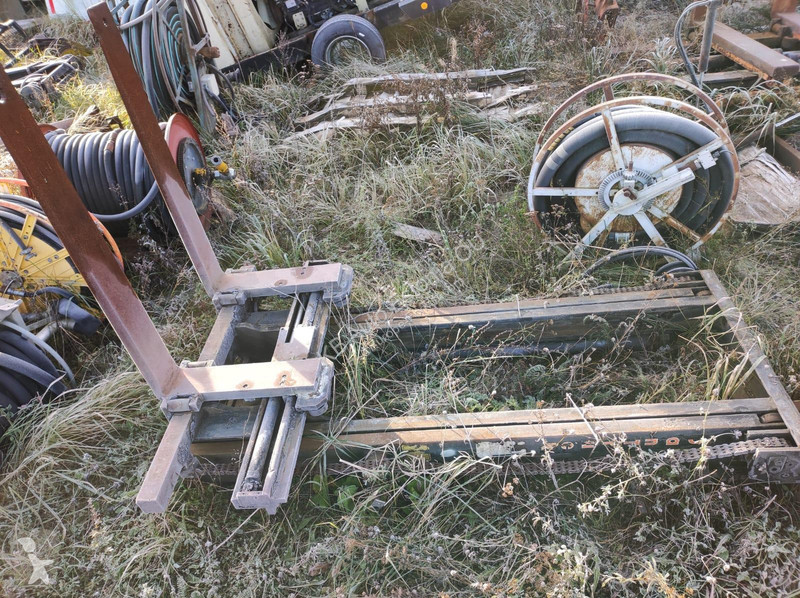 تجهيزات المناولة mast with forks/ Tõstuki mast...