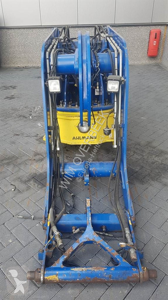 Masts handling equipment