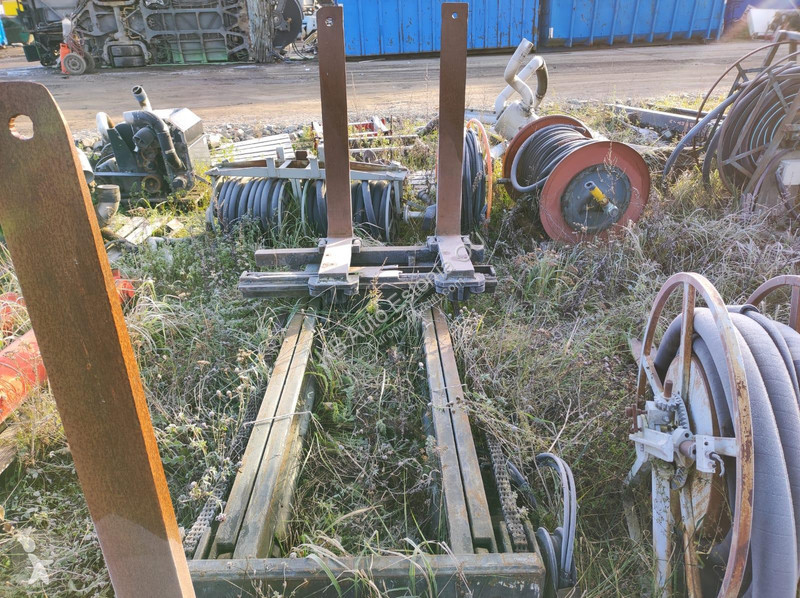 تجهيزات المناولة mast with forks/ Tõstuki mast...