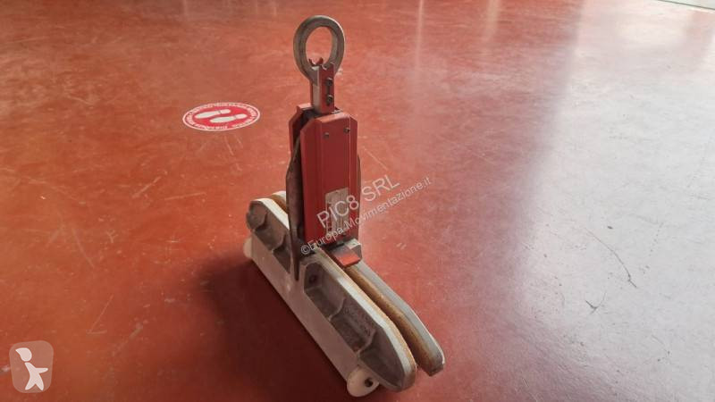 تجهيزات المناولة  Pinza per sollevamento lastre