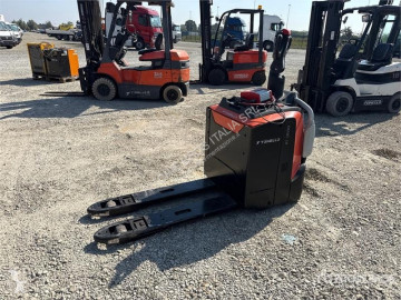 Empilhador porta paletes acompanhante Toyota