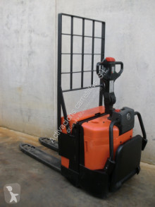 Transpaleta de conductor a pie BT LPE 200