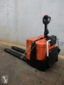 Transpaleta BT LPE 200 1450x550mm de conductor a pie usada