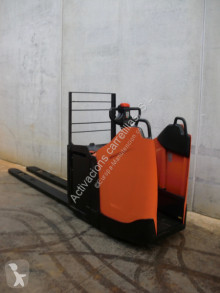 Transpaleta de conductor a pie BT LPE 250 PF 2350x550mm