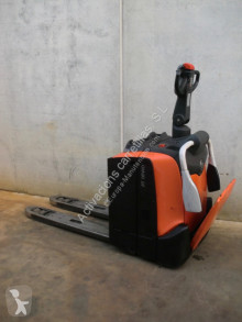 Transpalet BT LPE 200 cu operator pedestru second-hand