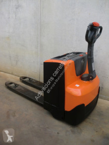Empilhador porta paletes BT LWE 180 acompanhante usado