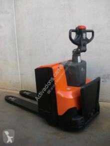 Transpaleta BT LWE 200 LWE 200 de conductor a pie usada