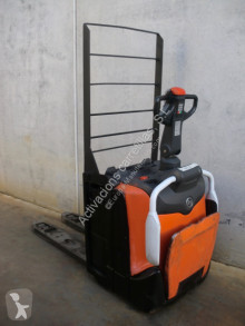 Transpallet BT LPE 200 con pedana usato