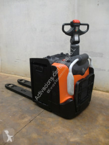 Транспалетна количка BT LPE 220 PA с платформа за прав водач втора употреба