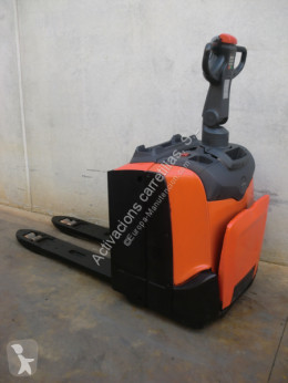 Transpaleta BT LPE 200 de conductor a pie usada