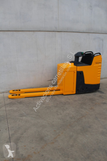 Transpaleta de conductor a pie Jungheinrich