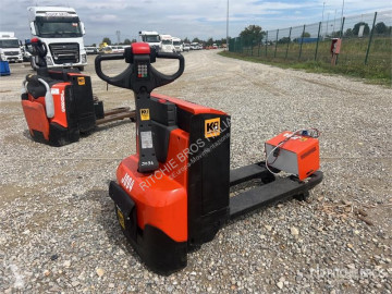 Toyota pedestrian pallet truck