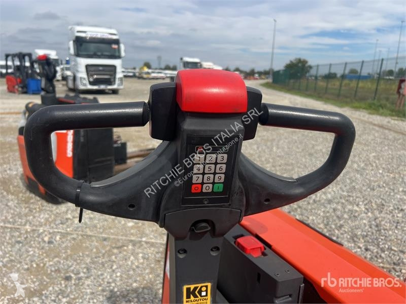 Raklapemelő Toyota LWE180