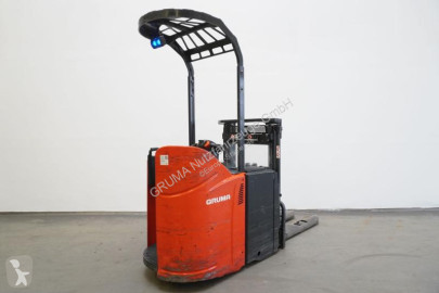 مرفاع شوكي مع سائق واقف Linde