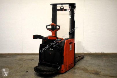 مرفاع شوكي مع سائق واقف Linde