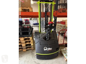 Stacker com conductor de pé