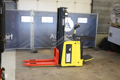 Gerbeur à porté debout Hyster