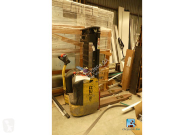 Gerbeur accompagnant Hyster