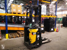 Apilador Caterpillar NSR16N de conductor a pie usado