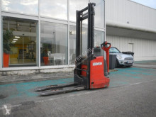 Gerbeur accompagnant Fenwick L12