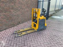 Apilador Jungheinrich EJD 220 acompañante usado