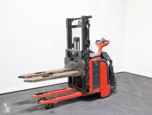 Gerbeur accompagnant Linde L 16 APi 372