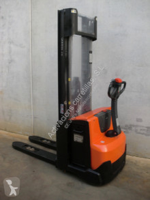 Apilador Toyota SWE 120 L usado