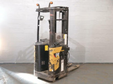 Stacker com conductor de pé Caterpillar NSR20N