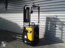 Stacker com conductor de pé Caterpillar NSR16N