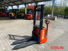 Stoccatore Linde L 12 usato