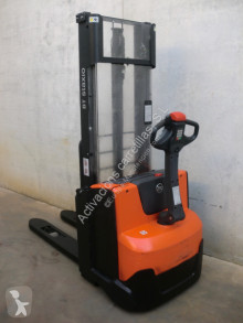Apilador BT SWE 100 usado