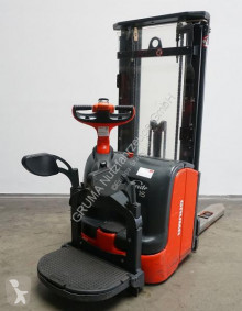 Stacker com conductor de pé Linde L 16 AP i/372-03