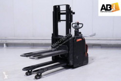 Apilador BT SPE-200-D de conductor a pie usado