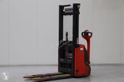 Gerbeur accompagnant Linde L12