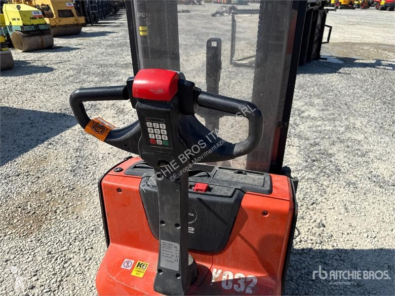 堆垛机 Toyota 8SM12 1200 kg Electric Stacker