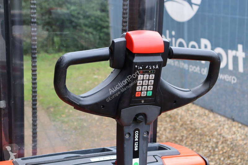 Stacker Toyota SWE140