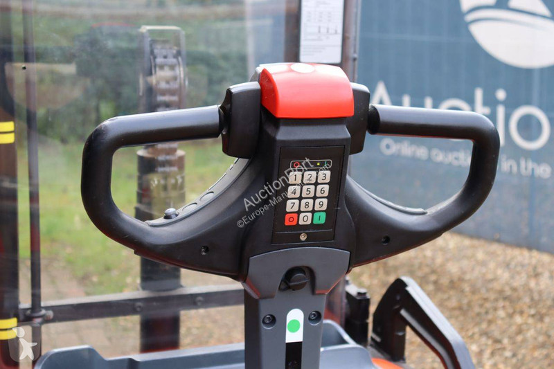 Stacker Toyota SWE200
