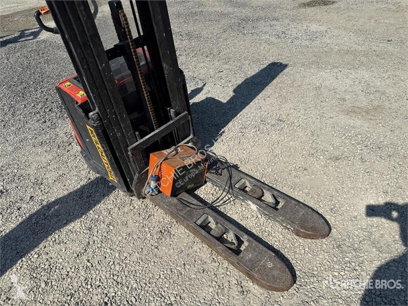 堆垛机 Toyota 8SM14 1400 kg Electric Stacker