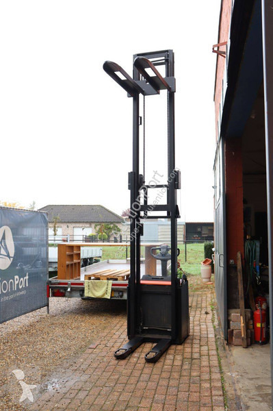Stacker Toyota SWE200