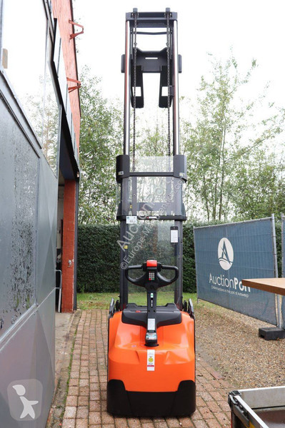 Stacker Toyota SWE200