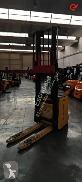Stacker com conductor de pé Hyster