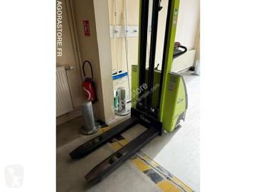 Stacker com conductor de pé