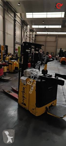 Stacker com conductor de pé Hyster